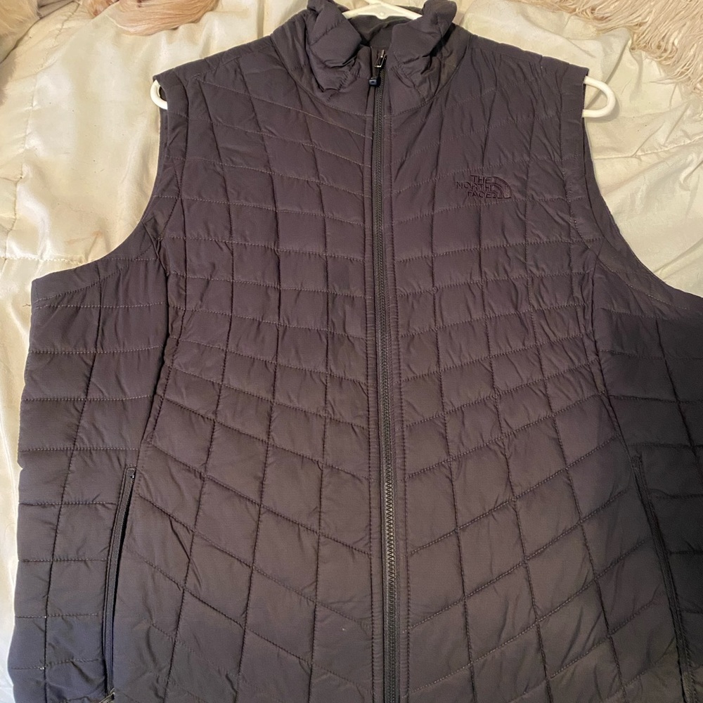 North Face Black Women’s light puffer zip up vest with zipper pockets size large